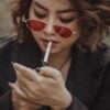 Mentre la domanda di alternative alle sigarette tradizionali continua ad aumentare, i fumatori in Italia e nel mondo si stanno rivolgendo a opzioni senza fumo come IQOS e lo svapo. Queste soluzioni innovative sono progettate per ridurre gli effetti nocivi del fumo, ma differiscono significativamente nel modo in cui funzionano e in ciò che offrono. Mentre entrambe le opzioni sono spesso viste come alternative più sane alle sigarette tradizionali, ci sono distinzioni fondamentali tra IQOS e lo svapo che i fumatori dovrebbero comprendere prima di fare il passaggio.In questo articolo, esploreremo le differenze tra IQOS e lo svapo, le rispettive tecnologie e quale opzione potrebbe essere più adatta a diversi tipi di fumatori.