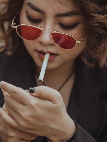 Mentre la domanda di alternative alle sigarette tradizionali continua ad aumentare, i fumatori in Italia e nel mondo si stanno rivolgendo a opzioni senza fumo come IQOS e lo svapo. Queste soluzioni innovative sono progettate per ridurre gli effetti nocivi del fumo, ma differiscono significativamente nel modo in cui funzionano e in ciò che offrono. Mentre entrambe le opzioni sono spesso viste come alternative più sane alle sigarette tradizionali, ci sono distinzioni fondamentali tra IQOS e lo svapo che i fumatori dovrebbero comprendere prima di fare il passaggio.In questo articolo, esploreremo le differenze tra IQOS e lo svapo, le rispettive tecnologie e quale opzione potrebbe essere più adatta a diversi tipi di fumatori.