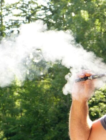 Negli ultimi anni, l'industria globale del tabacco ha subito una trasformazione, spinta dalla domanda di alternative più sane e di consumi più rispettosi dell'ambiente. A guidare la carica in questa nuova era di prodotti del tabacco è IQOS, un dispositivo rivoluzionario sviluppato da Philip Morris International. Con la sua tecnologia heat-not-burn, IQOS offre un approccio rivoluzionario al consumo di tabacco, offrendo ai fumatori un'alternativa innovativa alle sigarette tradizionali. Questa evoluzione sta avendo un impatto significativo in Italia, dove IQOS è diventata una scelta popolare per coloro che cercano di ridurre i danni del fumo continuando a godersi il tabacco.