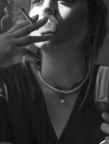 Mentre il mondo si sposta verso stili di vita più sani e scelte più attente all'ambiente, l'industria del tabacco si sta evolvendo per soddisfare le nuove esigenze dei consumatori. Un marchio in prima linea in questa trasformazione è IQOS, un'alternativa senza fumo alle sigarette tradizionali che offre un nuovo modo di gustare il tabacco senza gli effetti nocivi della combustione. Sviluppato da Philip Morris International, IQOS ha guadagnato una popolarità diffusa in Italia e nel mondo per la sua tecnologia innovativa e il potenziale di ridurre i rischi associati al fumo.