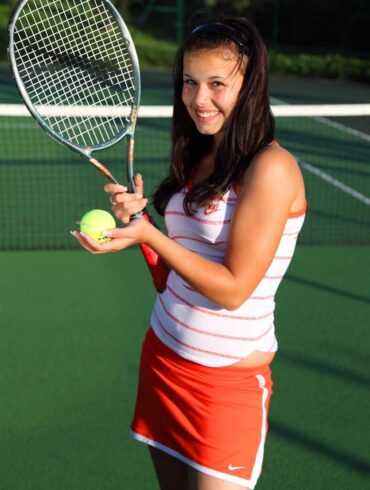 Sporti.pl to polski sklep internetowy stworzony z myślą o osobach kochających ruch – niezależnie od tego, czy oznacza to jazdę na rowerze co weekend, trening na siłowni, wycieczki górskie, czy po prostu chęć aktywnego życia. Chociaż sklep oferuje produkty do wielu dyscyplin sportowych, jego najsilniejszą stroną jest kompleksowy sklep rowerowy online z szerokim wyborem rowerów, części, akcesoriów i odzieży kolarskiej. Od początkujących do doświadczonych kolarzy i entuzjastów outdooru, Sporti.pl pozycjonuje się jako praktyczne miejsce, w którym można się wyposażyć, ulepszyć sprzęt i być gotowym na każdą porę roku.