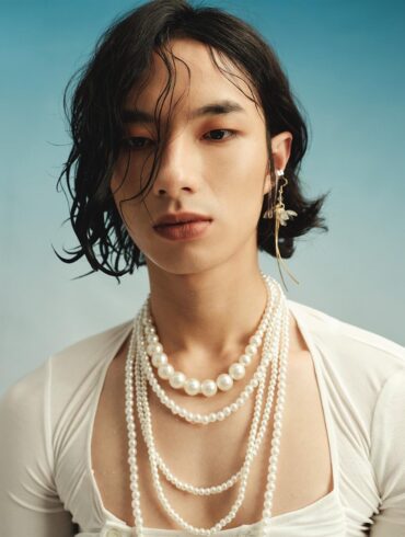 In a world where fashion is often dictated by fleeting trends, Oak & Luna stands out as a brand that believes in the power of personal expression. Specializing in personalized jewelry, Oak & Luna has made its mark by offering beautifully crafted pieces that not only enhance one’s style but also tell a unique story. Whether it’s a name, a date, or a meaningful symbol, Oak & Luna transforms these personal elements into timeless jewelry that resonates with the individual wearer.