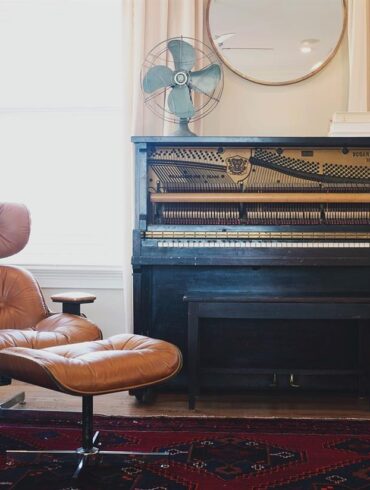 Le cuir est synonyme d'élégance intemporelle, de durabilité et de luxe. Qu'il s'agisse d'une veste en cuir bien-aimée, d'un fauteuil antique ou d'un sac à main de créateur, les articles en cuir ont souvent une valeur sentimentale et constituent des pièces durables dans nos maisons ou nos garde-robes. Cependant, au fil du temps, même le cuir le plus fin peut montrer des signes d'usure : la décoloration, les fissures et les plis peuvent nuire à sa beauté originale. C'est là qu'intervient Rénovation Cuir. Chez [rénovation du cuir], nous sommes spécialisés dans la redonner vie au cuir, vous aidant ainsi à redonner à vos pièces précieuses leur éclat d'antan. Qu'il s'agisse d'un canapé en cuir vintage ou d'une paire de bottes patinées, ce guide complet vous guidera à travers les étapes essentielles d'une rénovation experte du cuir, afin que vous puissiez redonner vie à vos objets de luxe et en profiter pendant des années.