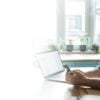 Mężczyzna bezpiecznie robiący zakupy online na laptopie i telefonie