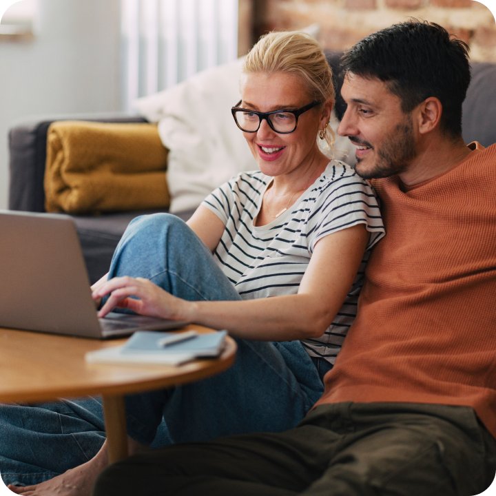 Rodzice wspólnie korzystający z laptopa