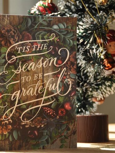 In the world of crafting, having access to a wide variety of high-quality tools and materials can make all the difference. Whether you’re a seasoned crafter or just starting to explore the world of DIY projects, finding a brand that offers an extensive selection of supplies is essential. That’s where INLOVEART comes in. Since its launch in 2019, INLOVEART has quickly become a go-to destination for crafters of all kinds, offering everything from intricate cutting dies and stamps to specialized quilling paper and accessories. With a commitment to quality, creativity, and innovation, INLOVEART has established itself as a leader in the crafting industry. In this article, we’ll explore some of INLOVEART's most popular product categories—stamps, quilling paper, and other must-have tools—and take a closer look at what makes this brand a favorite among crafters.