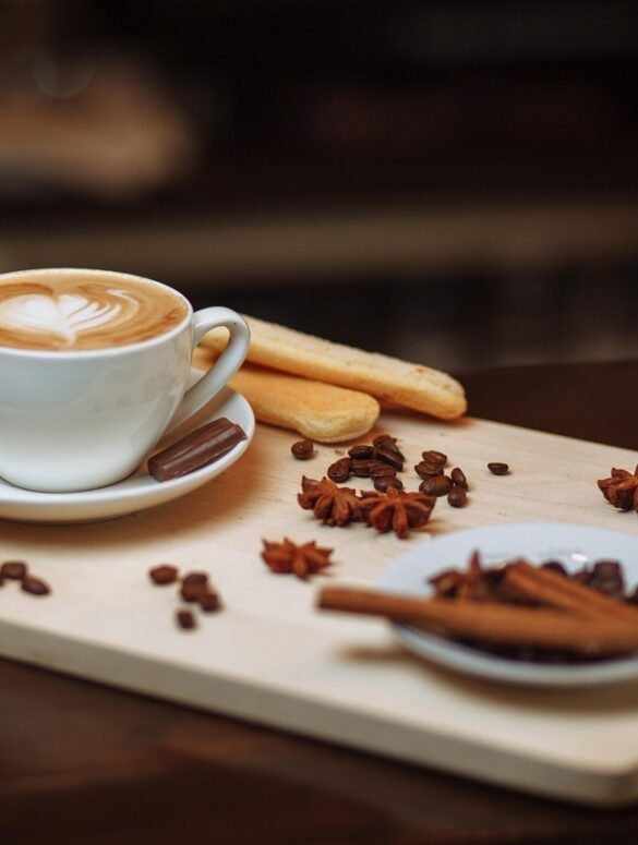 Dla wielu kawoszy w Polsce codzienna filiżanka kawy to nawyk. Dla Kiwi Garden to wynik przemyślanych wyborów, bliskich relacji i niemal obsesyjnej dbałości o szczegóły. Jako polska mikropalarnia, Kiwi Garden traktuje kawę mniej jak towar, a bardziej jak rzemiosło kształtowane przez ludzi, miejsce i czas. Niniejsza recenzja analizuje, w jaki sposób usługi marki wspierają tę filozofię i czy rzeczywiście poprawiają one doświadczenia klientów, którym zależy na tym, co piją.