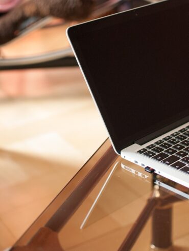 Nel mondo dell'e-commerce, dove spesso convenienza e velocità sono al centro dell'attenzione, un marchio italiano sta ridefinendo l'esperienza di acquisto online mettendo in primo piano qualità, servizio e innovazione. Stay On, una piattaforma di e-commerce 100% italiana, lanciata nel 2020 da un team di imprenditori esperti, sta rapidamente lasciando il segno nel competitivo mondo dell'elettronica di consumo. Con oltre 20 anni di esperienza nel settore, Stay On rappresenta un nuovo capitolo per l'Italia nel mercato digitale, offrendo un'esperienza di acquisto senza pari che fonde l'eredità artigianale italiana con le ultime innovazioni tecnologiche. In un'epoca di giganti dell'e-commerce globali, Stay On è una forza orgogliosa e dinamica che si distingue per il suo approccio unicamente italiano allo shopping online. La piattaforma non solo porta il meglio dell'elettronica di consumo nelle case degli italiani, ma estende anche un'esperienza cliente di livello mondiale che riflette la rinomata passione italiana per la qualità, l'attenzione ai dettagli e il servizio personalizzato.