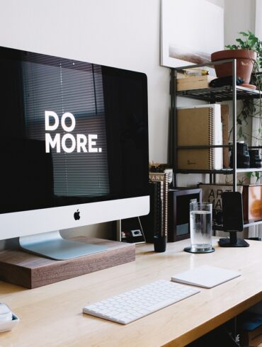 In un mondo in cui i giganti dell'e-commerce dominano il mercato globale, Stay On si distingue come una piattaforma orgogliosamente italiana al 100% dedicata a rimodellare il modo in cui i consumatori sperimentano e acquistano l'elettronica. Lanciata nel 2020 da un gruppo di imprenditori italiani visionari con oltre vent'anni di esperienza nel settore dell'elettronica di consumo, Stay On rappresenta più di una semplice attività: è un simbolo di artigianalità, innovazione e cura del cliente italiani. Questa dinamica piattaforma di e-commerce sta trasformando l'esperienza di acquisto per gli appassionati di tecnologia, offrendo una selezione curata di prodotti di alta qualità, consegne rapide e affidabili e un impegno incrollabile per la soddisfazione del cliente, il tutto rimanendo orgogliosamente completamente italiana in ogni aspetto.