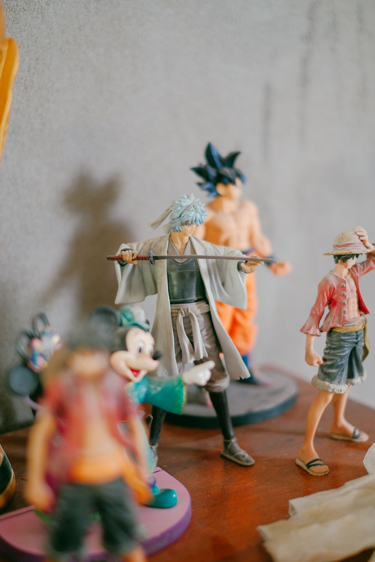 Kolekcja figurek anime i postaci z kreskówek na drewnianym blacie