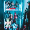 Podświetlona gablota z kolekcją figurek z filmów i kreskówek