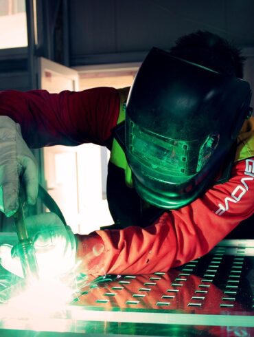 W branżach specjalistycznych zaufanie rzadko buduje się wyłącznie za pomocą języka marketingowego. Zyskuje się je dzięki spójności, niezawodności produktów i dogłębnemu zrozumieniu działania sprzętu poza kontrolowanymi środowiskami. Ta filozofia leży u podstaw działalności Rojam Store, polskiego dostawcy specjalizującego się w profesjonalnym sprzęcie do pracy na wysokości, przeznaczonym dla osób pracujących w warunkach, w których margines błędu jest niewielki. Zamiast pozycjonować się jako szeroki rynek, sklep funkcjonuje raczej jako starannie wyselekcjonowane centrum dla techników, ekip budowlanych, alpinistów przemysłowych i kierowników ds. bezpieczeństwa, którzy potrzebują sprzętu, który działa tak samo pierwszego i pięćsetnego dnia. Wartość Rojam Store tkwi w jego praktycznym podejściu. Asortyment produktów odzwierciedla rzeczywiste wymagania, a nie teoretyczne specyfikacje, kładąc nacisk na zgodność z przepisami, trwałość i ergonomię. Niniejsza recenzja analizuje, w jaki sposób sklep łączy certyfikowane normy bezpieczeństwa z realiami codziennej pracy i dlaczego ta równowaga jest ważna dla profesjonalistów, którzy wykorzystują sprzęt do pracy na wysokości jako niezbędną infrastrukturę, a nie jako dodatkową ochronę.