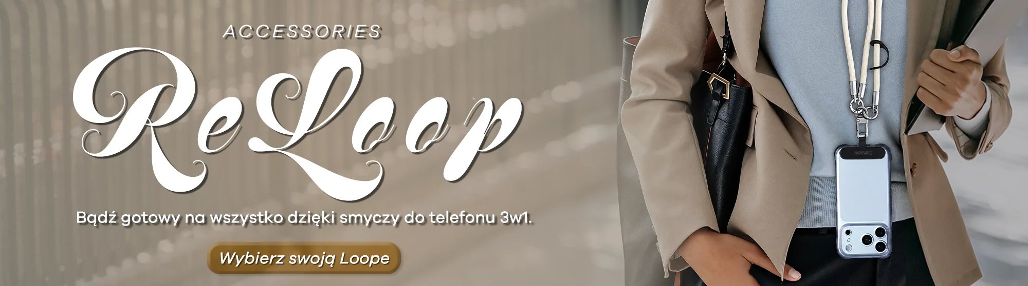 Kobieta trzymająca smartfon na smyczy 3w1 wraz z torebką i innymi akcesoriami