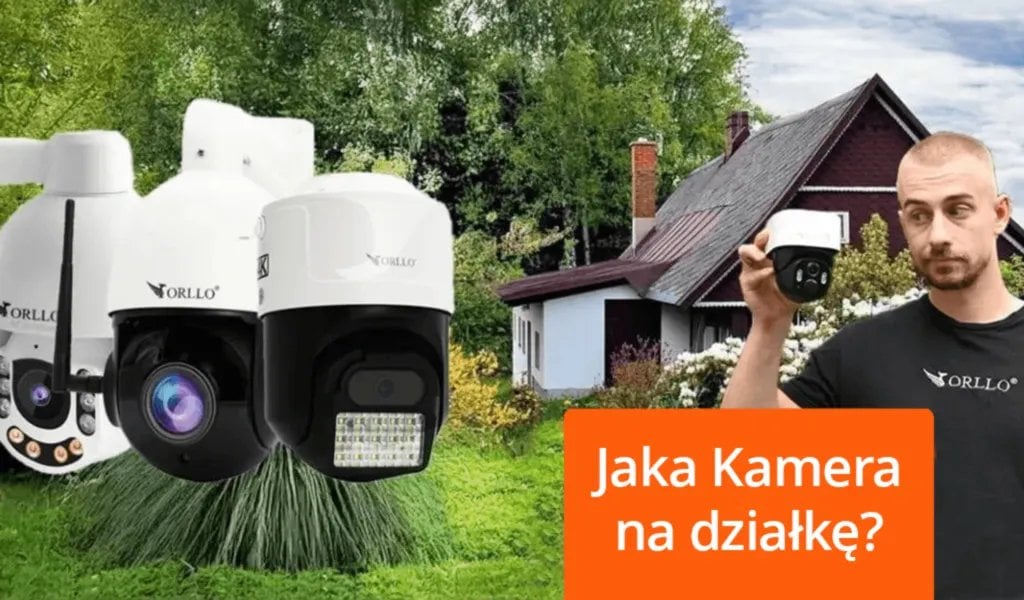 Białe kamery monitoringu z czarnymi obiektywami na tle domu i drzew, mężczyzna w czarnej koszulce trzyma jedną kamerę