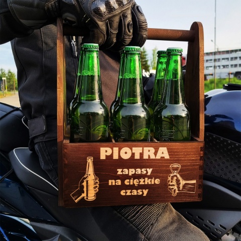 Drewniany organizer na piwo z trzema zielonymi butelkami i napisem Piotra na wierzchu