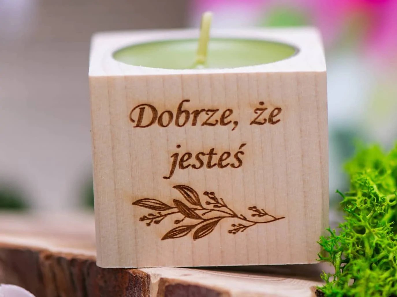 Drewniana świeca zapachowa z wygrawerowanym polskim tekstem i zieloną świecą