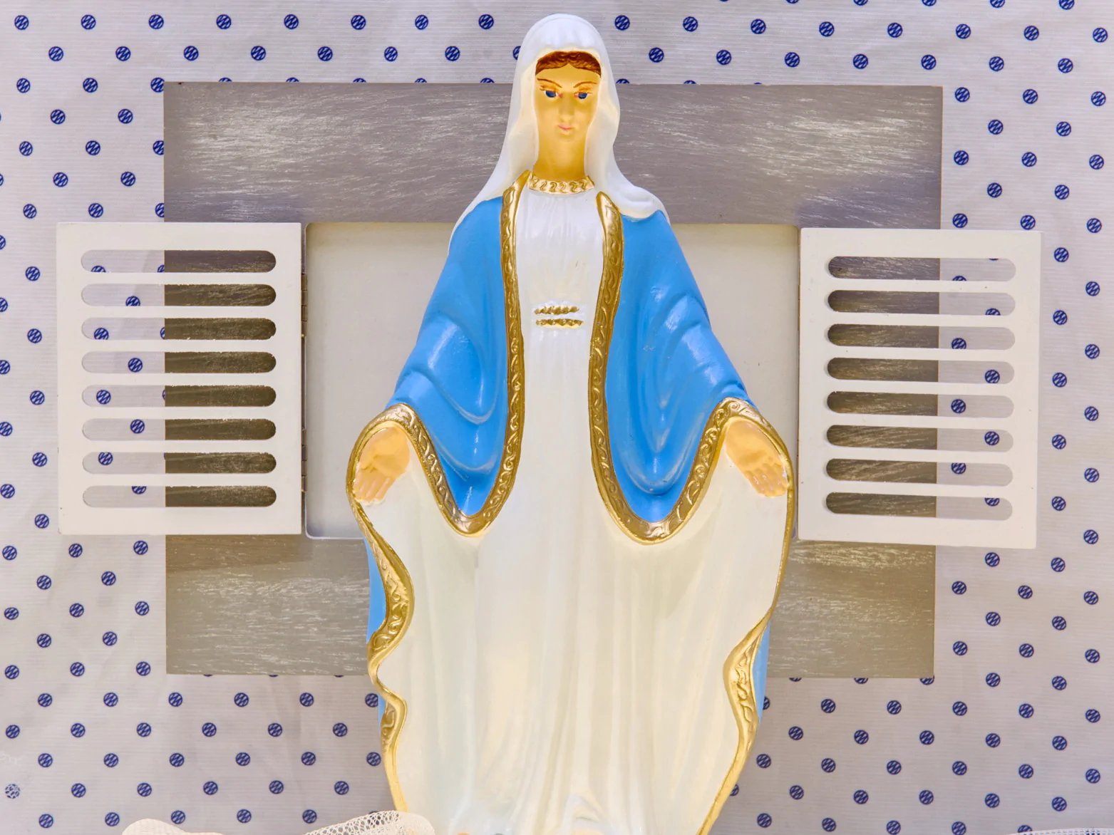 Figura Matki Boskiej w niebieskim płaszczu i białej sukni z złotymi zdobieniami, flanki z drewnianymi medalikami