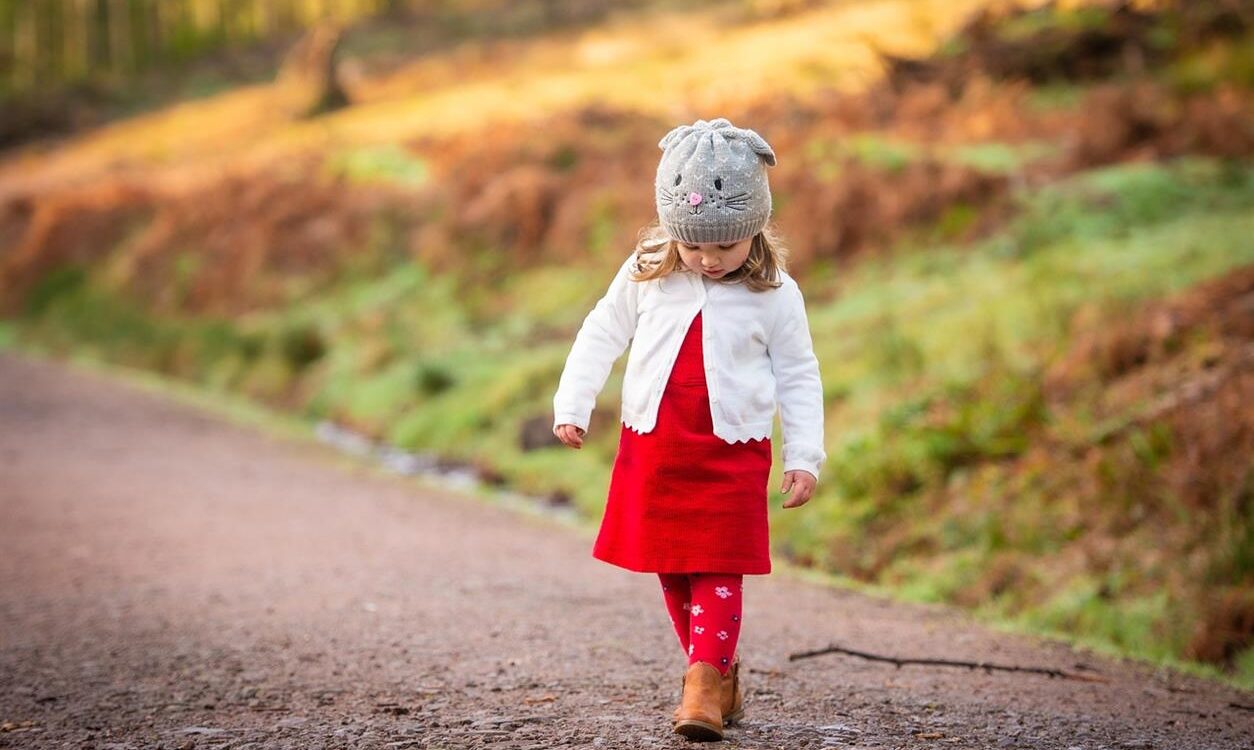I dagens snabba värld, där modebranschen ofta kritiseras för sin miljöpåverkan, framstår GEGGAMOJA som ett lysande exempel på hur kvalitet och hållbarhet kan gå hand i hand. Detta svenska märke har gjort sig ett namn genom att skapa moderna barnkläder som inte bara uppfyller de högsta kvalitetskraven utan också prioriterar vår planets hälsa. GEGGAMOJAs engagemang för excellens inom både design och hållbarhet har gett den en lojal följare bland miljömedvetna föräldrar runt om i världen.