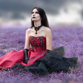 Lejdi.pl szybko stał się popularnym miejscem dla kobiet poszukujących niedrogiej i stylowej mody, dostarczanej szybko i bezpiecznie w całej Polsce. Koncentrując się na oferowaniu szerokiego wyboru sukienek i strojów, marka sprawiła, że ​​zakupy online stały się bezproblemowym doświadczeniem dla osób dbających o modę.