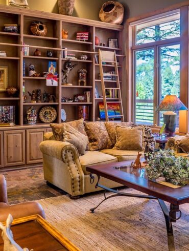 Le cuir est un matériau intemporel, apprécié pour son élégance, sa durabilité et la façon dont il vieillit avec le temps. Qu'il s'agisse d'un luxueux sac à main de créateur, d'une veste en cuir vintage ou du riche revêtement d'une automobile ancienne, le cuir a une capacité unique à raconter des histoires à travers son usure et sa patine. Cependant, comme tous les matériaux nobles, le cuir peut présenter des signes d’utilisation, allant de la couleur décolorée aux fissures, taches et autres imperfections. C'est là qu'intervient Rénovation Cuir, un métier spécialisé qui insuffle une nouvelle vie à ces pièces chéries, leur redonnant leur beauté d'origine et prolongeant leur durée de vie. En France, l'art de la Rénovation Cuir est un métier très respecté, qui allie techniques ancestrales et innovation moderne. Des marques françaises renommées ont élevé cette pratique au rang d'une forme d'art sophistiquée, où la précision, l'expertise et le sens du détail sont essentiels pour obtenir des résultats impeccables. Pour ceux qui apprécient l'artisanat et la longévité, la rénovation du cuir n'est pas seulement un service : c'est un moyen de préserver le patrimoine, le luxe et la durabilité.