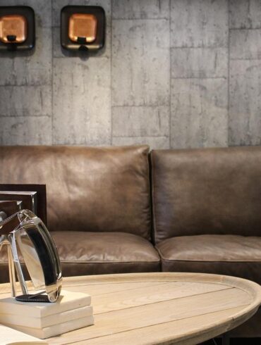 Le cuir, avec sa beauté intemporelle et sa durabilité, est depuis longtemps un symbole de luxe et de savoir-faire. Qu'il s'agisse d'une veste en cuir vintage, d'un meuble précieux ou de l'intérieur d'une voiture classique, le cuir a un attrait indéniable. Cependant, comme tout objet précieux, le cuir peut montrer des signes d’usure avec le temps. C'est là qu'intervient Rénovation Cuir, un métier spécialisé dédié à restaurer l'élégance naturelle du cuir et à prolonger sa durée de vie. En France, pays réputé pour son attachement aux belles matières et à l'artisanat, Rénovation Cuir est devenue à la fois un art et une science. Pour les clients exigeants qui souhaitent préserver l’intégrité de leurs articles en cuir, cette forme d’art offre un moyen de donner une nouvelle vie à leurs pièces préférées. De réparations complexes à des transformations complètes, les marques françaises spécialisées dans la restauration du cuir allient méthodes traditionnelles et techniques modernes pour créer des résultats tout simplement extraordinaires.