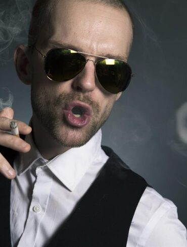 Mentre il mondo abbraccia sempre di più alternative più sostenibili e attente alla salute, l'industria del tabacco ha assistito a trasformazioni significative. Uno dei prodotti più innovativi e rivoluzionari emersi è IQOS, un sistema di tabacco riscaldato e non bruciato sviluppato da Philip Morris International. Questo dispositivo innovativo offre un'esperienza senza fumo riscaldando il tabacco anziché bruciarlo, riducendo drasticamente l'esposizione a sostanze chimiche nocive. Per i fumatori in Italia e nel mondo, IQOS rappresenta non solo un'alternativa più sana alle sigarette tradizionali, ma anche un'opzione più rispettosa dell'ambiente.In questo articolo, esploreremo sia i benefici per la salute che per l'ambiente del passaggio a IQOS e perché è diventato una parte importante del movimento verso un futuro senza fumo.