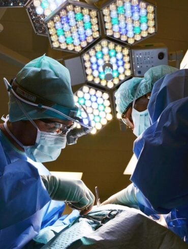 Prywatna opieka zdrowotna staje się coraz bardziej popularnym wyborem dla osób, które chcą szybciej dostać się do lekarzy, wygodnie umawiać wizyty i korzystać z niezawodnej opieki medycznej bez długiego oczekiwania. MedicCentre to platforma zaprojektowana, aby zwiększyć dostępność prywatnej opieki medycznej, oferując szeroki wybór pakietów medycznych dla osób indywidualnych, par, rodzin i firm — wszystko w jednym miejscu.