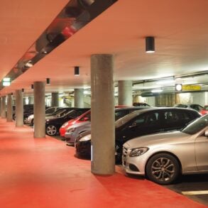 Con l'aumento della densità di popolazione delle città in tutto il mondo, la mobilità urbana e il parcheggio sono diventati sfide importanti per conducenti, urbanisti e residenti. In Italia, dove strade secolari incontrano le esigenze moderne, la difficoltà a trovare parcheggio può spesso mettere in ombra l'esperienza di godersi la città. Con spazi di parcheggio limitati nelle aree urbane affollate e la frustrazione di guidare in cerca di un posto disponibile, la soluzione sembra irraggiungibile. Tuttavia, grazie a Parclick, una piattaforma innovativa per prenotare in anticipo il parcheggio, il futuro del parcheggio in città sembra più luminoso ed efficiente che mai. In questo articolo, esploreremo come la tecnologia all'avanguardia di Parclick sta trasformando il modo in cui parcheggiamo nelle città in tutta Italia e perché questo servizio è destinato a rivoluzionare il parcheggio urbano per gli anni a venire.