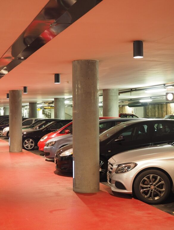 Con l'aumento della densità di popolazione delle città in tutto il mondo, la mobilità urbana e il parcheggio sono diventati sfide importanti per conducenti, urbanisti e residenti. In Italia, dove strade secolari incontrano le esigenze moderne, la difficoltà a trovare parcheggio può spesso mettere in ombra l'esperienza di godersi la città. Con spazi di parcheggio limitati nelle aree urbane affollate e la frustrazione di guidare in cerca di un posto disponibile, la soluzione sembra irraggiungibile. Tuttavia, grazie a Parclick, una piattaforma innovativa per prenotare in anticipo il parcheggio, il futuro del parcheggio in città sembra più luminoso ed efficiente che mai. In questo articolo, esploreremo come la tecnologia all'avanguardia di Parclick sta trasformando il modo in cui parcheggiamo nelle città in tutta Italia e perché questo servizio è destinato a rivoluzionare il parcheggio urbano per gli anni a venire.