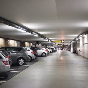 In Italia, dove il fascino delle città storiche incontra le esigenze della vita moderna, spostarsi può essere un'esperienza emozionante ma spesso frustrante. Dalle strade acciottolate di Firenze ai viali trafficati di Milano, il parcheggio è da tempo una sfida importante. La ricerca di un parcheggio disponibile può far perdere tempo prezioso, soprattutto quando si cerca di raggiungere un incontro importante, prendere un volo o godersi le attrazioni di una nuova città. Entra in gioco Parclick, la soluzione innovativa che sta cambiando le regole del gioco per il parcheggio urbano, rendendo il viaggio in Italia non solo più facile ma anche senza stress. Che tu sia un pendolare locale o un turista che visita le città più iconiche d'Italia, Parclick sta rivoluzionando il nostro approccio al parcheggio. Offrendo una piattaforma intuitiva e facile da usare per cercare, confrontare e prenotare in anticipo il parcheggio, Parclick elimina il mal di testa di trovare un parcheggio nelle aree urbane affollate. In questo articolo, esploriamo come Parclick sta sbloccando una nuova era di viaggio senza stress, trasformando il parcheggio in una parte fluida del tuo viaggio.