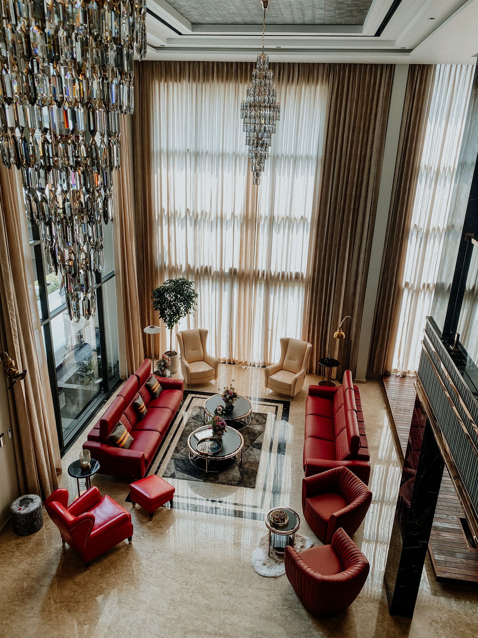Salon z dekoracją ścienną