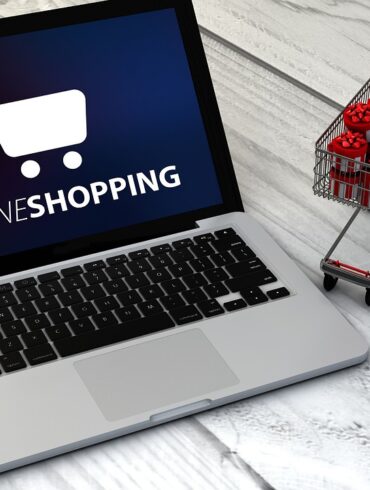 Quando si tratta di decorare e arredare la tua casa, trovare i pezzi perfetti può sembrare difficile, soprattutto se hai un budget limitato. Fortunatamente, un rivenditore online con sede in Italia noto per la sua vasta gamma di prodotti convenienti e di alta qualità, offre una soluzione pratica a questa sfida. Che tu stia cercando di rinfrescare il tuo soggiorno, aggiornare la tua cucina o creare un sereno rifugio in camera da letto, la vasta selezione di Costway può aiutarti a trovare proprio ciò di cui hai bisogno senza spendere una fortuna.In questa guida, ti mostreremo come navigare nel sito web di Costway per scoprire fantastiche offerte per ogni stanza della tua casa, dai mobili e decorazioni alle soluzioni di archiviazione e agli elementi essenziali per l'esterno. Immergiamoci ed esploriamo come acquistare in modo intelligente ed efficiente articoli per la casa eleganti ed economici.