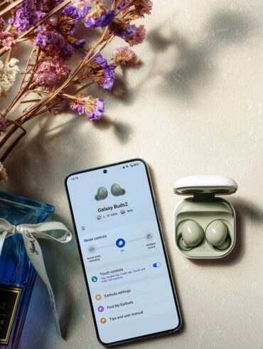 Nel mondo in continua evoluzione dell'e-commerce, pochi marchi sono riusciti a ritagliarsi una nicchia così distinta e avvincente come Stay On. Nato dalla visione di un gruppo di imprenditori italiani con oltre 20 anni di esperienza nel settore dell'elettronica di consumo, Stay On è più di un semplice rivenditore online: è una celebrazione dell'eccellenza, dell'artigianalità e dell'innovazione italiane. Con le sue radici 100% italiane, Stay On sta ridefinendo il modo in cui gli italiani e i clienti di tutto il mondo acquistano prodotti elettronici nell'era digitale. Dalla sua nascita nel 2020, Stay On è rapidamente emersa come un nome affidabile nel competitivo mondo dell'elettronica di consumo. Offrendo prodotti di qualità superiore, consegne affidabili e un approccio incentrato sul cliente, l'azienda ha ridefinito il significato di acquisto di prodotti elettronici online. In un mercato affollato dominato da giganti globali, Stay On si erge orgogliosamente come una piattaforma di e-commerce che unisce creatività, qualità e stile italiani con il meglio della tecnologia moderna.