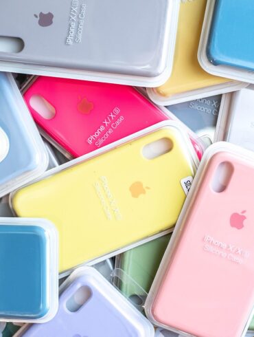 Technologia stała się nieodłącznym elementem codziennej rutyny, noszona w kieszeniach, torbach i samochodach, narażona na ruch, nacisk i nieprzewidywalne warunki. PANCERNIK podchodzi do akcesoriów technologicznych z myślą o tej rzeczywistości, koncentrując się na trwałości, kompatybilności i praktyczności, a nie na nowościach.