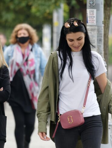 Nowoczesna garderoba to nie tyle pogoń za trendami, co raczej dobór elementów, które dyskretnie ze sobą współgrają. Dla wielu kupujących wyzwaniem jest znalezienie ubrań, które są aktualne, wygodne i uniwersalne, bez przekształcania zakupów w pełnoetatowe zajęcie. Właśnie w tym miejscu wyspecjalizowany sprzedawca odzieży może sprawić, że codzienne stylizacje staną się prostsze i bardziej przemyślane, szczególnie dla tych, którzy cenią styl bez zbędnego wysiłku.