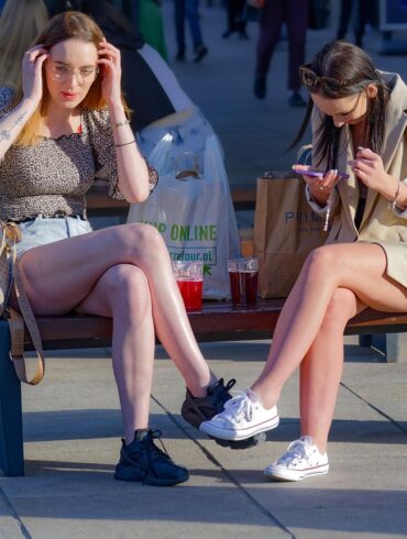 Ubieranie się powinno być intuicyjne, a nie przypominać codziennych negocjacji z przepełnioną szafą. Wiele kobiet pragnie ubrań, które są modne, wygodne i uniwersalne, bez konieczności spędzania godzin na poszukiwaniu odpowiedniego elementu garderoby. Właśnie w tym miejscu wyspecjalizowany sprzedawca odzieży może dyskretnie zmienić sposób, w jaki codzienna moda damska wpisuje się w rzeczywistość, oferując przejrzystość zamiast nadmiaru i funkcjonalność zamiast szumu.