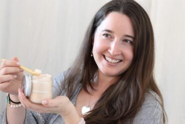 Tołpa to polska marka kosmetyczna, która zyskała szerokie uznanie konsumentów dzięki połączeniu naturalnych składników z osiągnięciami nauki w dziedzinie dermatologii. Produkty Tołpa są projektowane tak, aby były skuteczne, bezpieczne i przyjazne dla środowiska – idealne dla osób poszukujących świadomej pielęgnacji skóry.