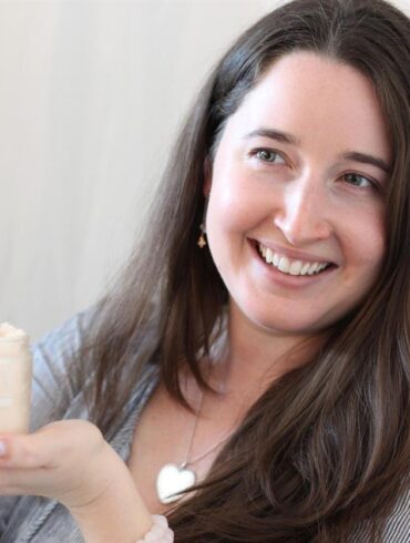 Tołpa to polska marka kosmetyczna, która zyskała szerokie uznanie konsumentów dzięki połączeniu naturalnych składników z osiągnięciami nauki w dziedzinie dermatologii. Produkty Tołpa są projektowane tak, aby były skuteczne, bezpieczne i przyjazne dla środowiska – idealne dla osób poszukujących świadomej pielęgnacji skóry.