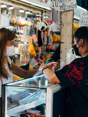 W teorii markowe gadżety często brzmią prosto: wybierz produkt, dodaj logo, złóż zamówienie. W praktyce jednak szybko przeradzają się w labirynt dostawców, kompromisów projektowych i niejasnych terminów. Dla wielu firm, zwłaszcza tych, które skalują lub eksperymentują z fizycznymi punktami styku z marką, proces ten wydaje się bardziej skomplikowany niż powinien. Właśnie dlatego Gobli pozycjonuje się nie jako drukarnia specjalizująca się w nowościach, ale jako ustrukturyzowany partner, który zapewnia przejrzystość w zakresie markowych gadżetów od pierwszego pomysłu do finalnej dostawy.