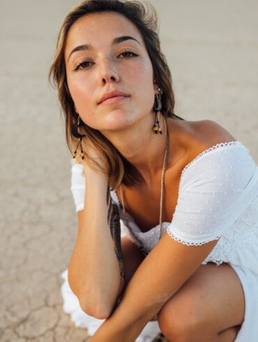 Zakupy modnych, stylowych sukienek przy jednoczesnym zachowaniu równowagi między stylem, wygodą i przystępną ceną mogą być wyzwaniem. Lejdi.pl dąży do zmiany tego stanu rzeczy, oferując płynne zakupy, łączące szeroki wybór sukienek z intuicyjnymi funkcjami. Niezależnie od tego, czy szukasz najnowszych trendów sezonowych, czy ponadczasowej klasyki, Lejdi.pl ułatwia znalezienie idealnej sukienki na każdą okazję – i to wszystko w zaciszu własnego domu.